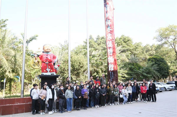 深圳红木家具品牌 木语传心友联·家与教育者的温情邂逅必赢平台(图1)