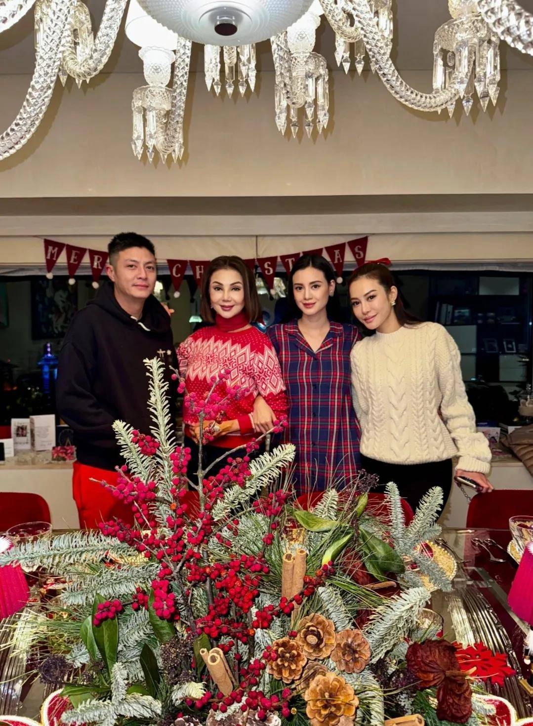 谢玲玲与儿女们庆祝圣诞餐具奢华隔着屏幕都能感受到她半岛体育官网的幸福(图6)