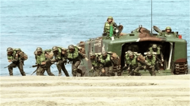 解放軍硬生生“搗碎”第一島鏈，臺灣慌神，大搞閉門“兵推”