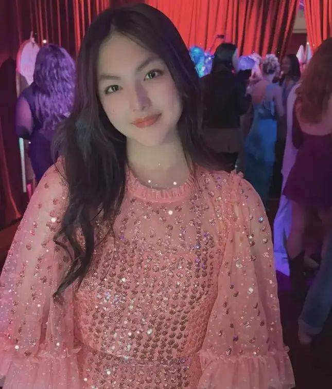 李湘带女儿参加晚宴，15岁王诗龄身穿大朵玫瑰礼服，打扮精致富贵