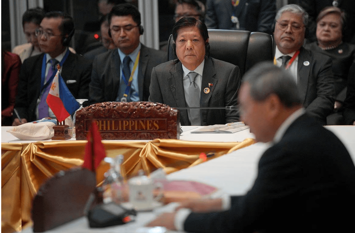 一场激烈交锋后,解放军升起五星红旗!拜登不死心,美航母杀了个回马枪 一场激烈交锋后,解放军升起五星红旗!拜登不死心,美航母杀了个回马枪