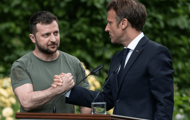 大结局终于要来了？压垮反俄联盟的稻草出现！马克龙向俄“举白旗”