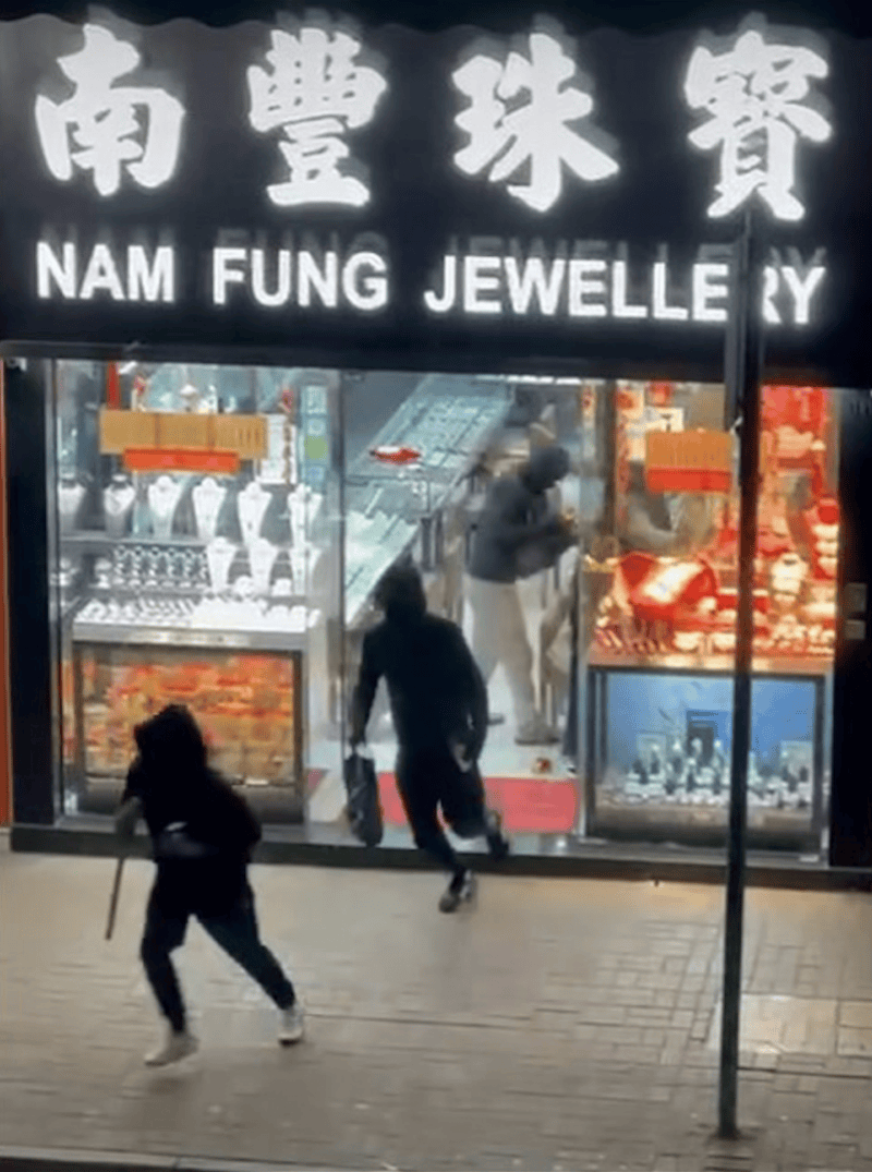 一片狼藉！香港警方封锁现场！多人在逃