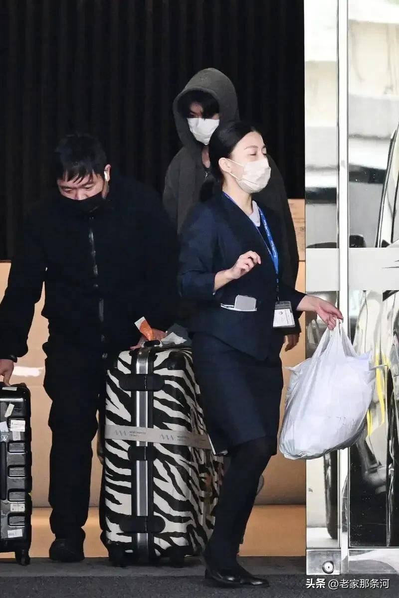 具俊晔手捧大s骨灰返台，两个孩子沉浸在悲痛中，望逝者安息！