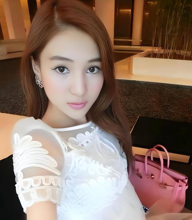 郭美美出生于一个问题家庭，她的父亲郭某有诈骗前科，大姨涉嫌容留卖淫