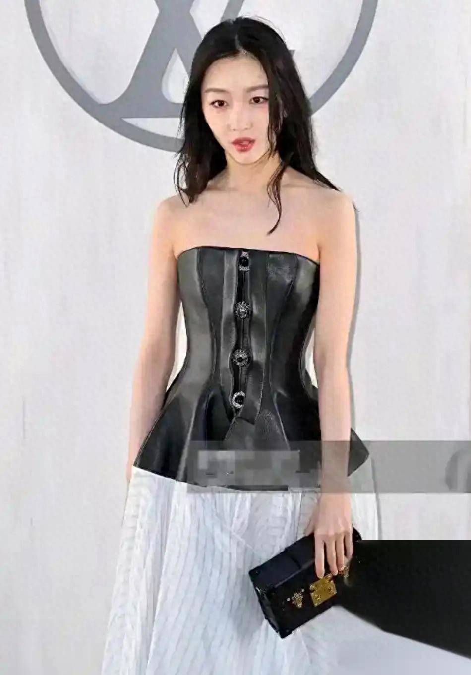 33岁周冬雨增肥后变化好大，穿皮革抹胸曲线感满满，女人味十足