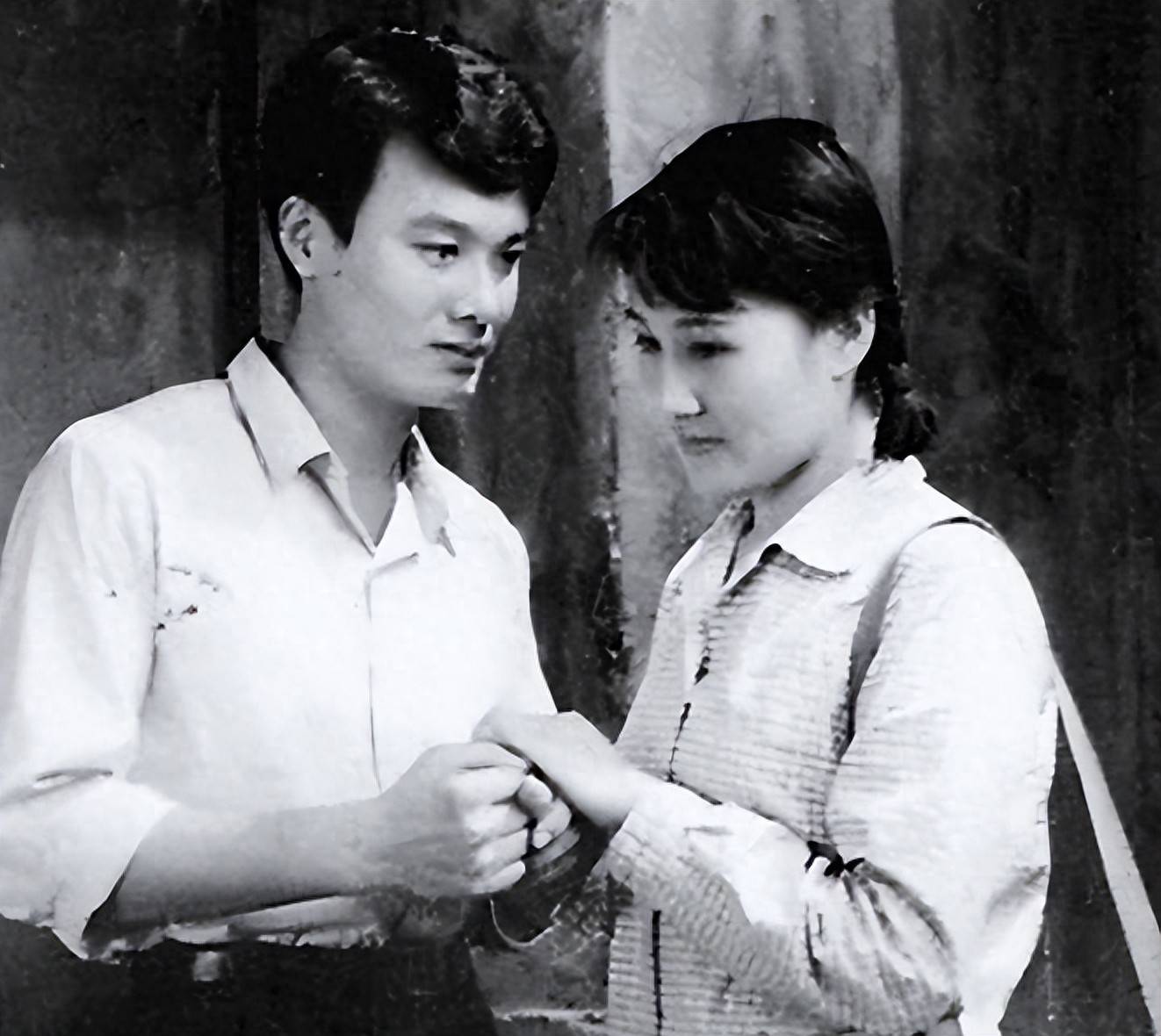 与李雪健、张凯丽合作出演电视剧《渴望》，一经播出迅速红遍大江南北。