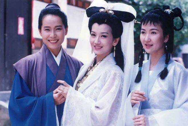 面上，而是早已被白娘子那份情撼天地的情所感动，被许世林的孝所震撼。