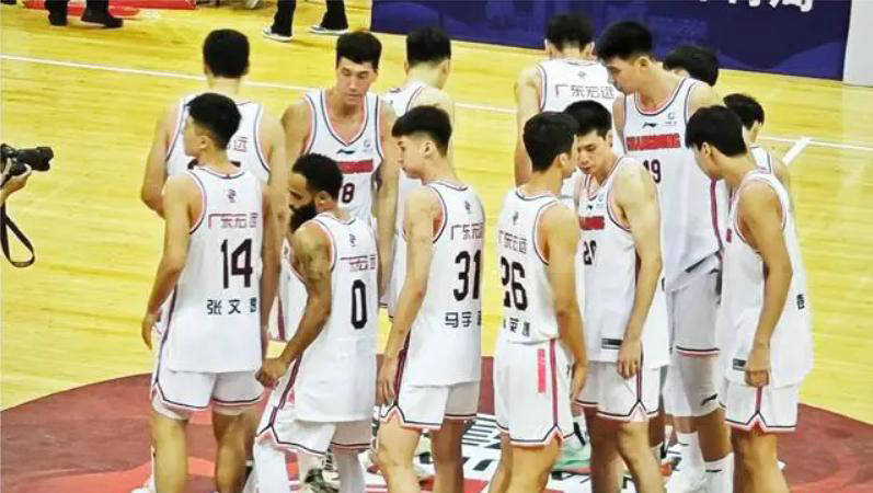 CBA焦点之战：广东宏远对决辽宁男篮新外援首秀及阵容回归