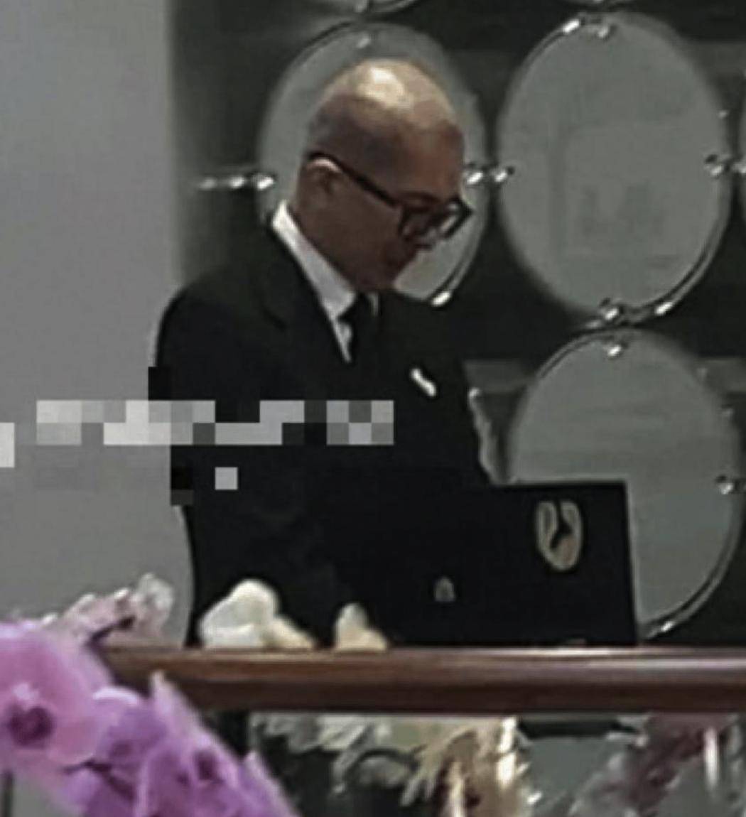 永别了！大s葬礼用时40分钟，具俊烨抱骨灰痛哭，家人考虑立雕像