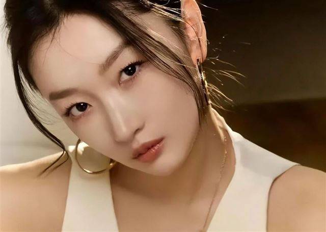 原创周冬雨韩国医美回来大变样，网友炸锅了：这脸还能人脸识别吗？