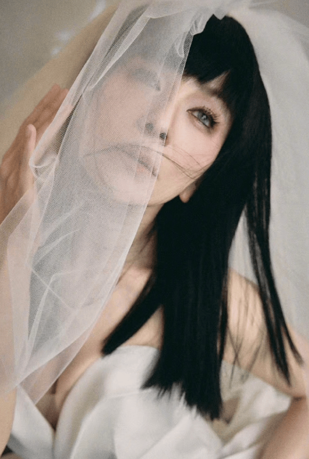 54 岁王琳婚纱走秀岁月未改其美(图2)