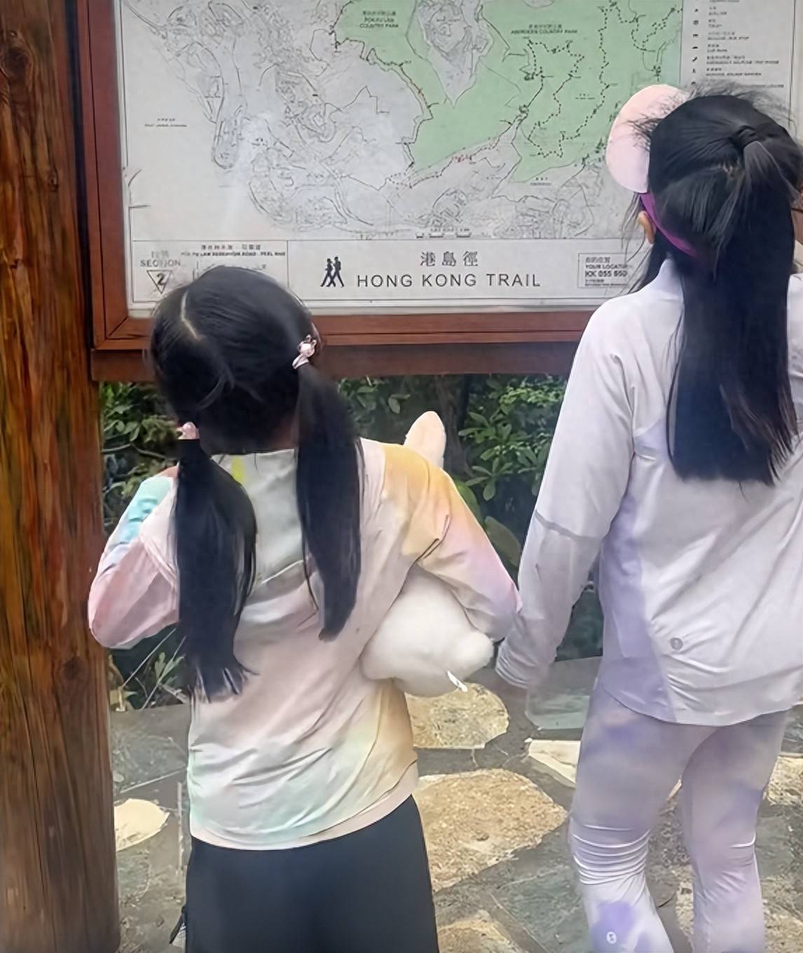 原创真贵族豪门，霍启刚郭晶晶高调晒出孩子视频，与某人形成鲜明对比