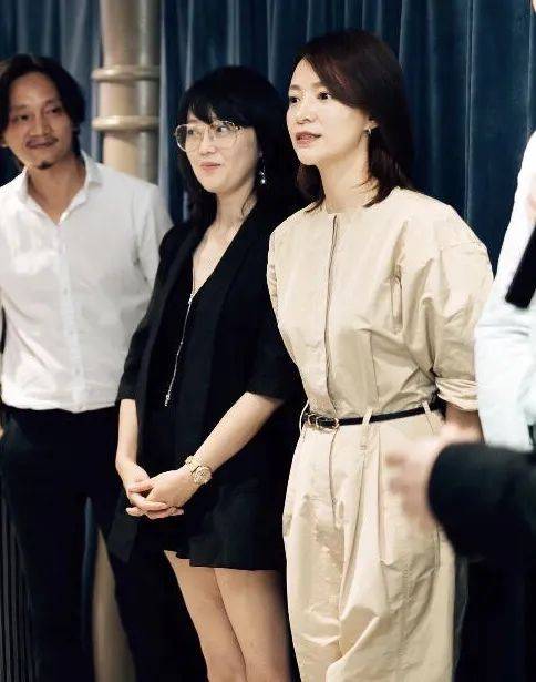 51岁董卿换了长发好惊艳穿卡其色连体裤时髦又年轻旁边男士都看呆了！！董卿穿衣搭配