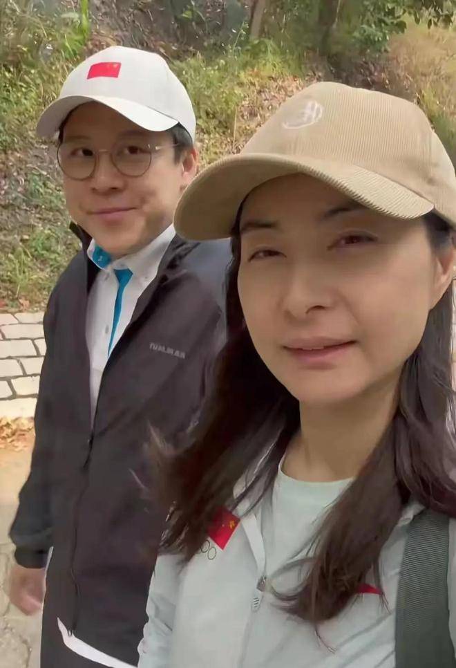 原创清明节郭晶晶霍启刚带娃爬山，低调出行，两个孩子中英文切换真牛