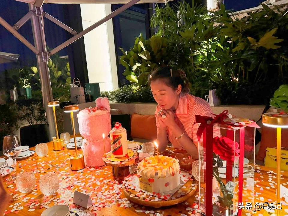 TVB御用宫女李美慧戴10克拉钻戒开派对庆生 嫁大25岁富豪逆转人生_一克拉是多少克