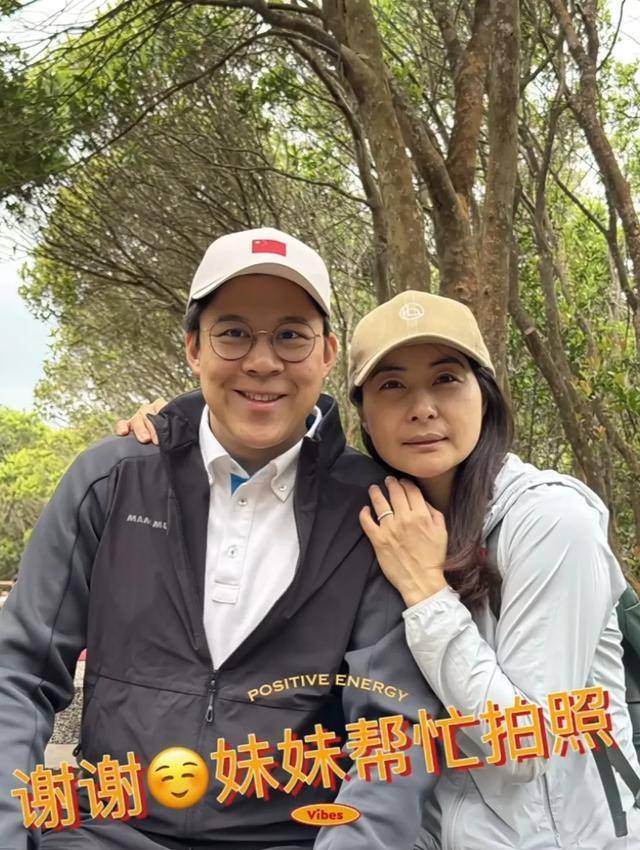 原创郭晶晶霍启刚清明带两女儿爬山，母女素颜颜值高，11岁大儿子缺席
