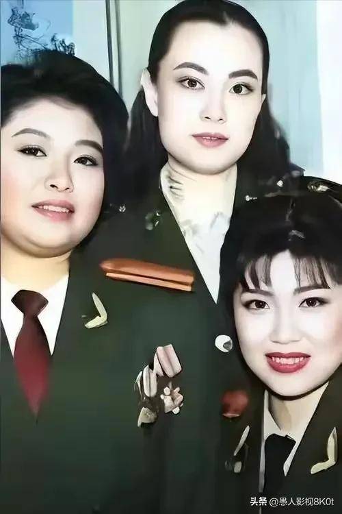 《不办葬礼遭全网质疑韩红与母亲28年沉默告别背后的深情故事？吃瓜的表情