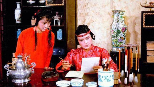 怡红院博弈3：袭人如何摆布晴雯的？