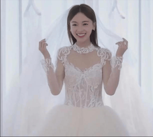 吴谨言婚纱照甜美动人月子期间忙不歇复工倒计时即将开启(图5)
