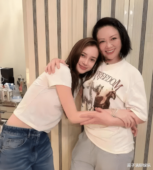 月嫂发文辟谣照顾林允月子：只是在朋友家做客合影而威客电竞登录已(图5)