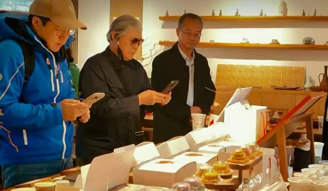 原创郭晶晶全家山西品茶！郭妈妈与霍启刚同桌，霍中曦独自坐桌子上