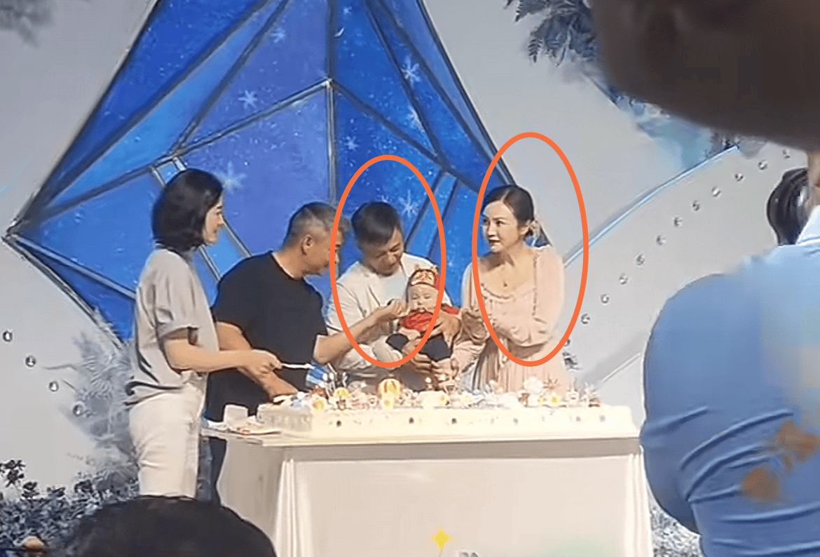 曝51岁李小双疑似离婚！携短发美女现身侄子百日宴，知情人曝身份