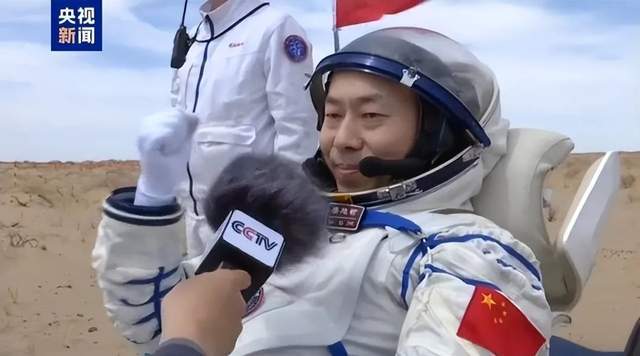 原创             真技不如人？我国航天员出舱被抬走，为什么美航天员却活蹦乱跳？