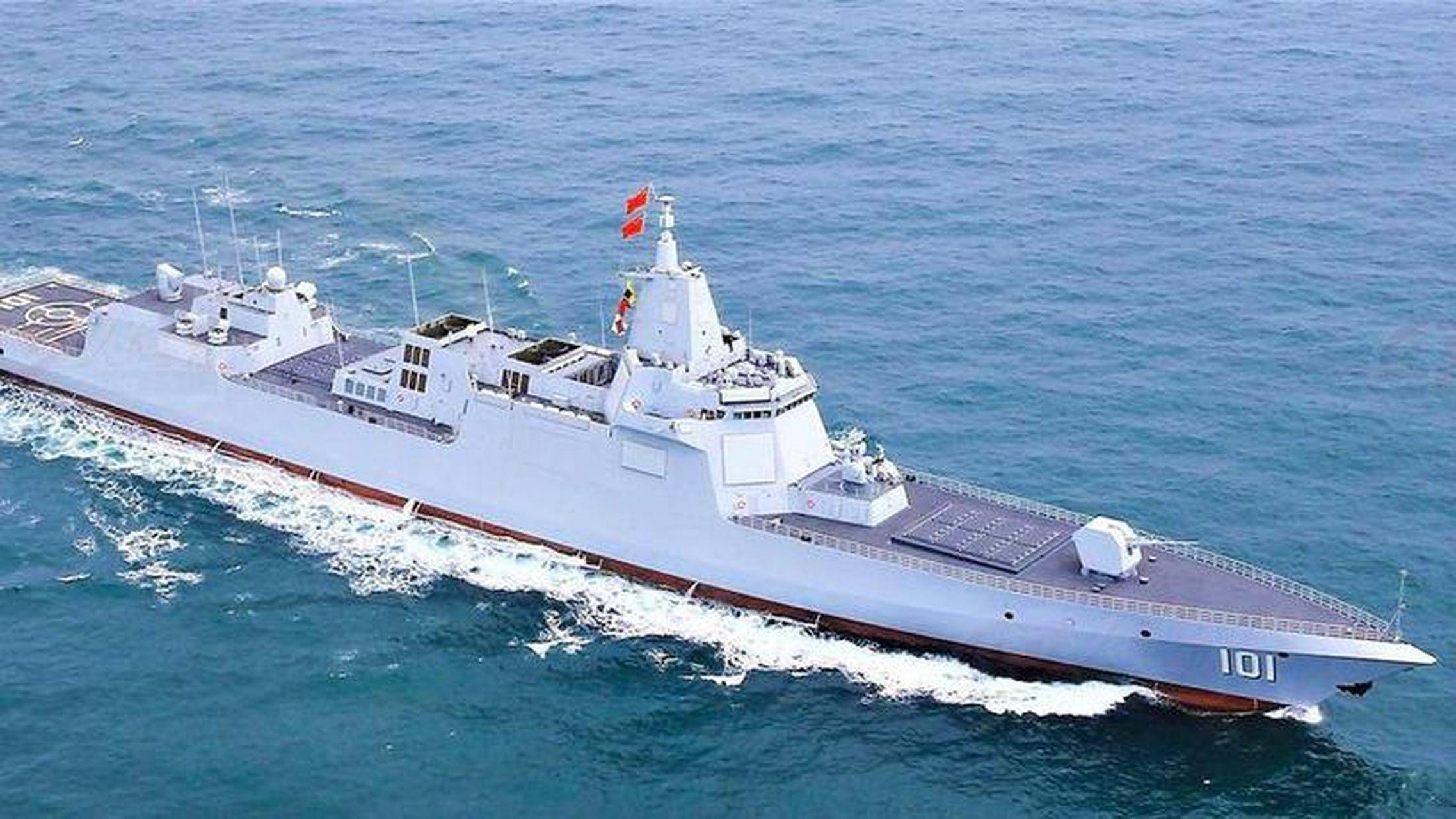 055大驱南昌舰，全速离港