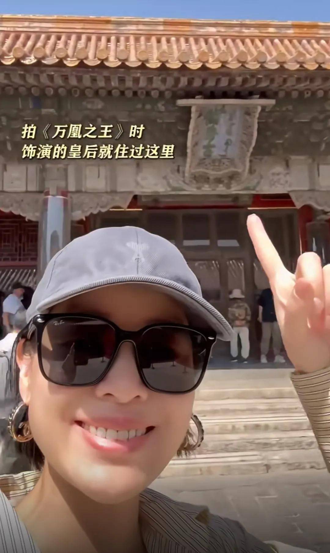 胡杏儿撇下老公，带长子游北京认识历史文化，李奕霆7岁就戴眼镜