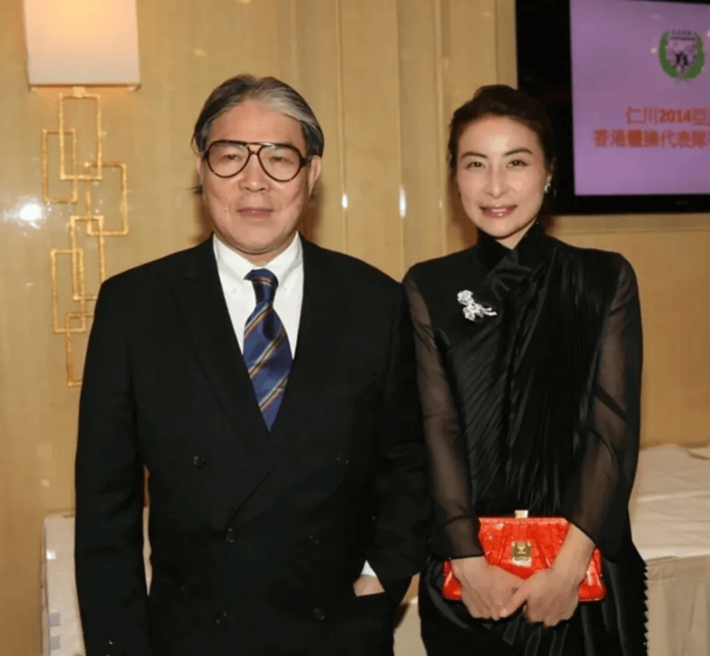 原创徐子淇与郭晶晶同随公公亮相！主母与保姆站位引热议，差距不要太明显
