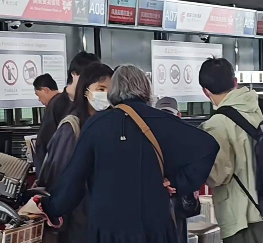 黄磊夫妇机场偶遇洪晃，洪晃一顶俩孙莉，弓腰驼背却不及孙莉高