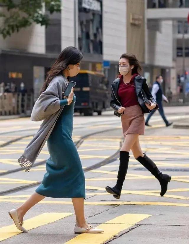 elle乐福鞋去了香港才发现满街都是“裙不上膝、鞋不带跟”却个个洋气又时髦  第2张
