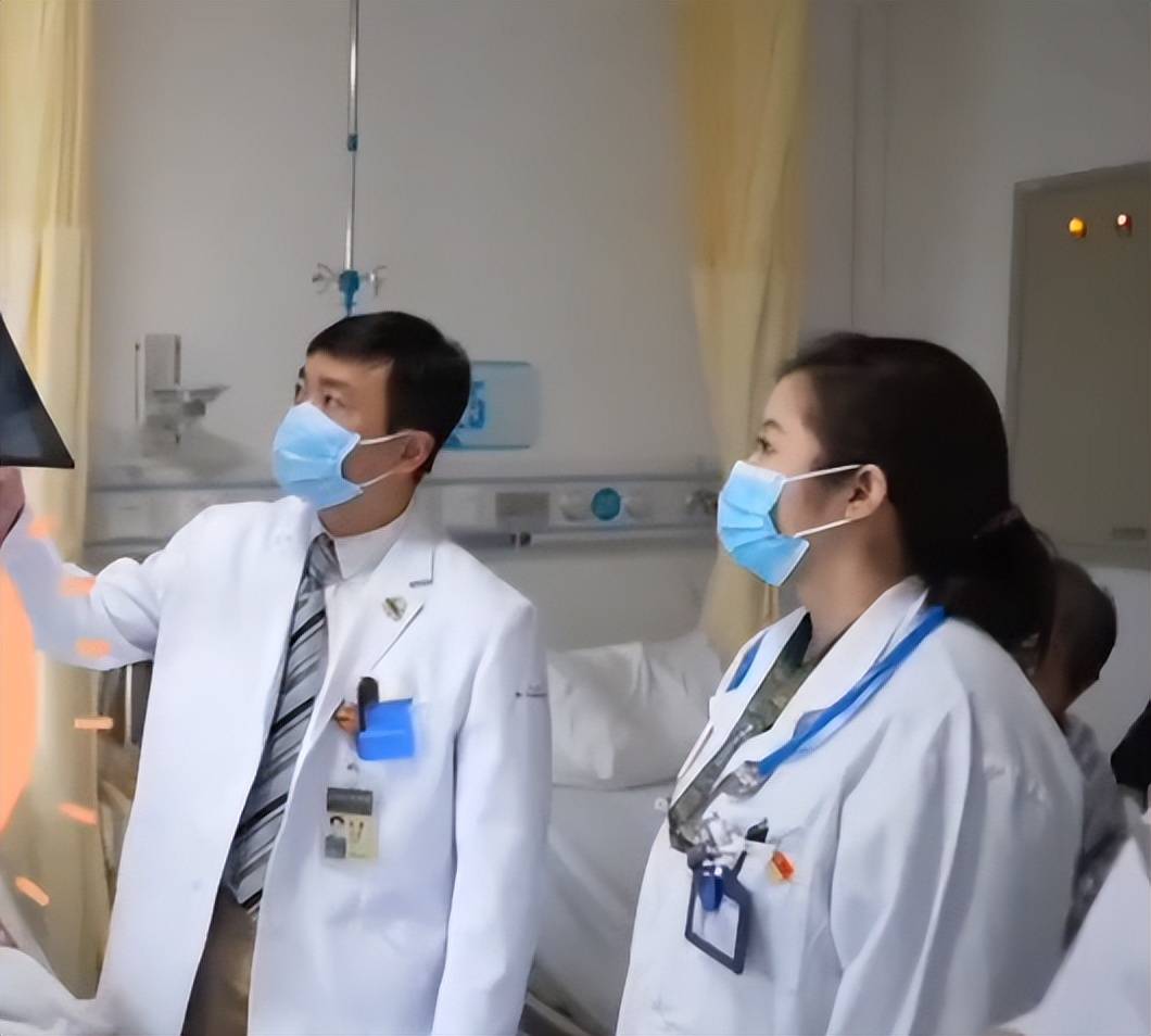 董袭莹的实力不容小觑！4+4项目大合影，她稳居c位