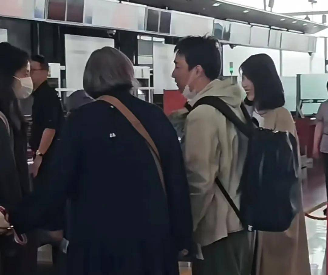 黄磊夫妇机场偶遇洪晃，洪晃一顶俩孙莉，弓腰驼背却不及孙莉高
