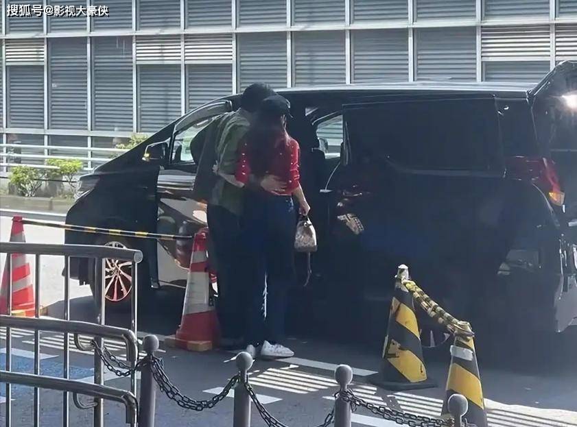 东京偶遇林志玲夫妇，林志玲又高又瘦像贵妇，俩人搂搂抱抱小举动超甜