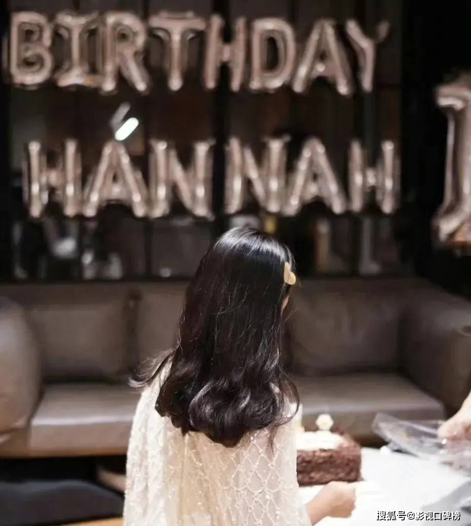 孙俪女儿11岁生日，小花被爸妈夹着吻，她的表情搞笑，神态似爸爸