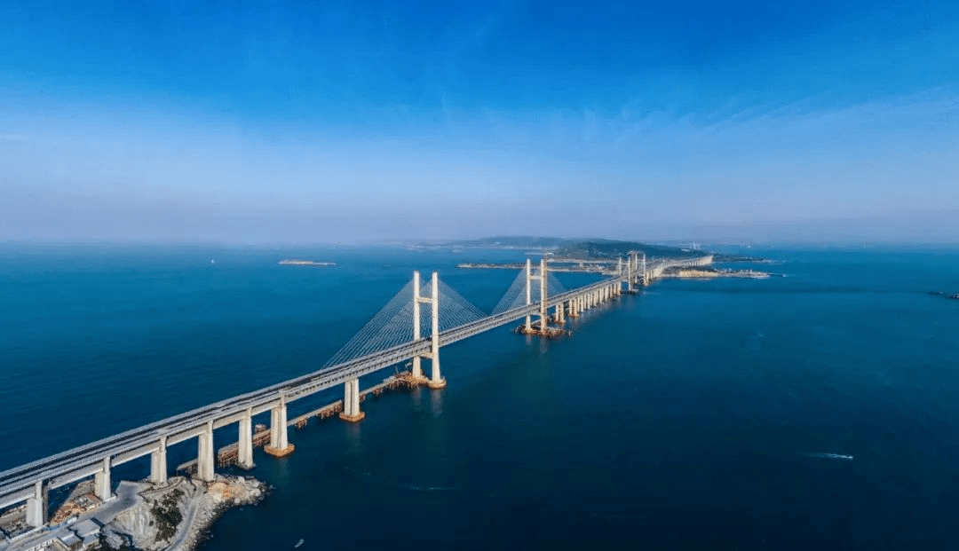 距台湾仅126公里！这座花百亿，四万人修建的大桥有何战略价值？