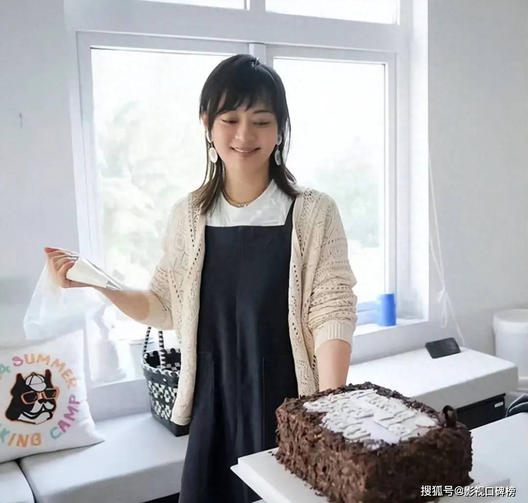 孙俪女儿11岁生日，小花被爸妈夹着吻，她的表情搞笑，神态似爸爸