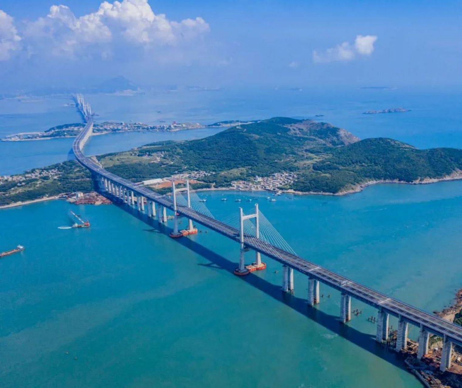 距台湾仅126公里！这座花百亿，四万人修建的大桥有何战略价值？