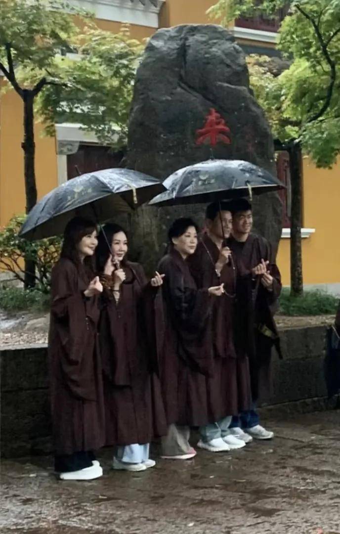 甄子丹和老婆去普陀山，参加浴佛节活动，穿了僧服，看起来好虔诚