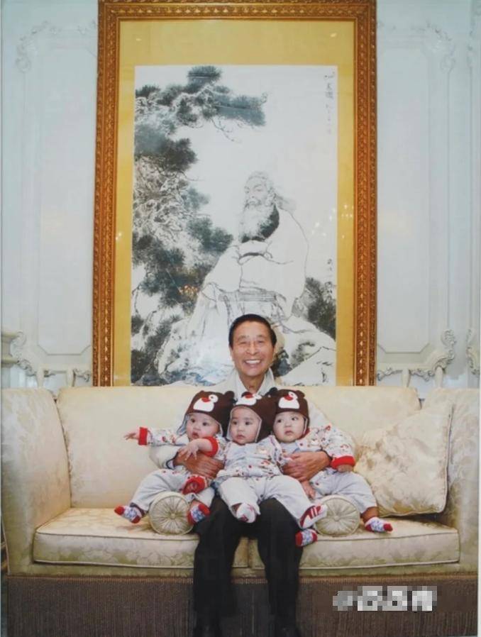 97岁李嘉诚罕见露面，对抗癌仪器爱不释手，顶流豪门钟爱保命科技
