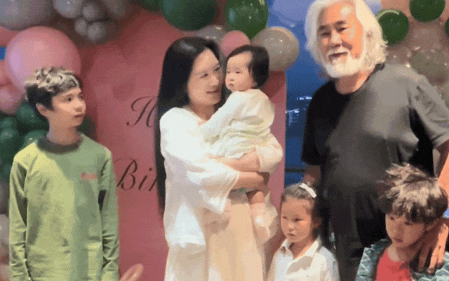 张纪中为娇妻庆生，混血继子站旁边被冷落，下巴后缩网友呼吁关注