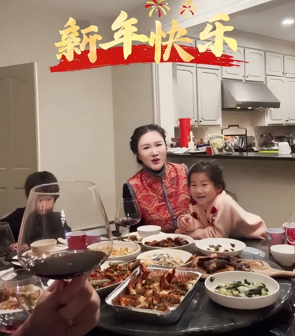 张纪中为娇妻庆生，混血继子站旁边被冷落，下巴后缩网友呼吁关注