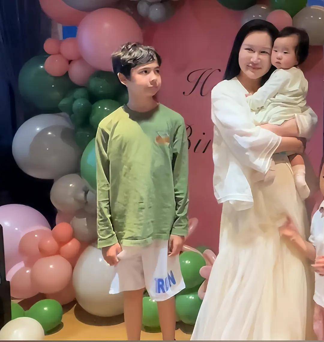 张纪中为娇妻庆生，混血继子站旁边被冷落，下巴后缩网友呼吁关注