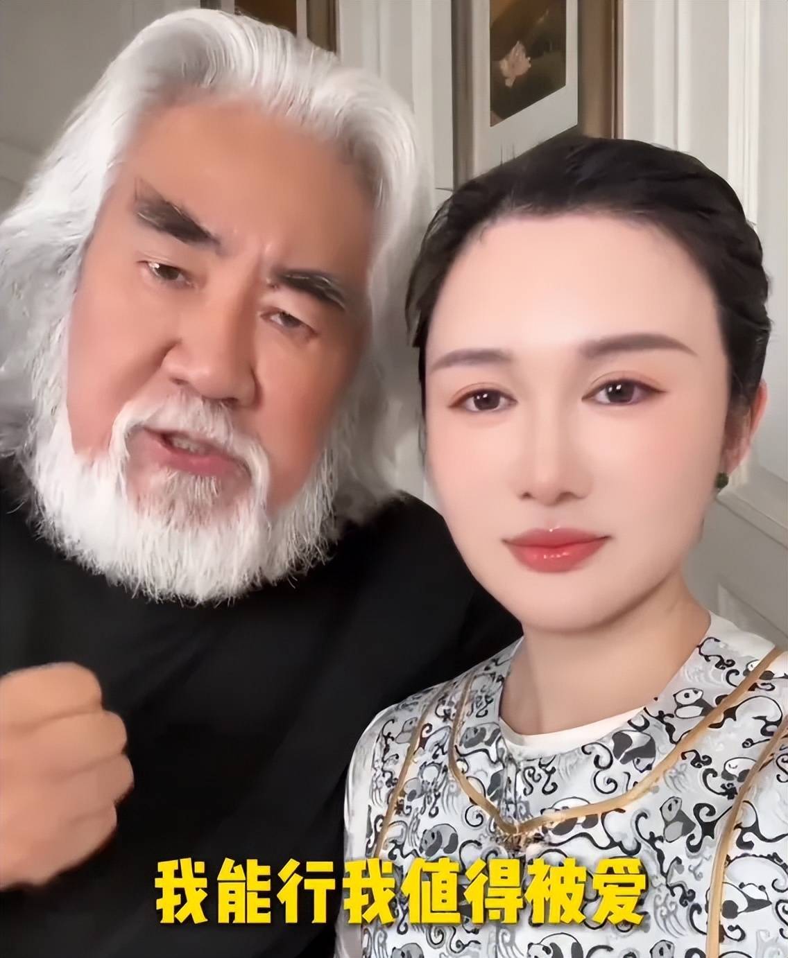 张纪中为娇妻庆生，混血继子站旁边被冷落，下巴后缩网友呼吁关注