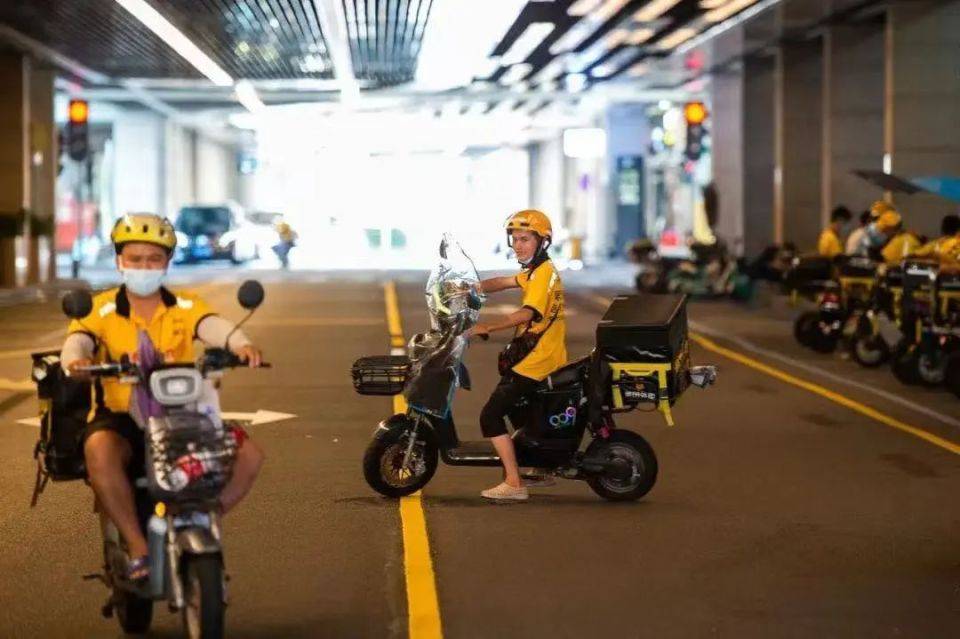 免费的奶茶，5元的外卖，外卖“三国杀”百亿补贴烧钱 外卖骑手“不想被平台绑死”