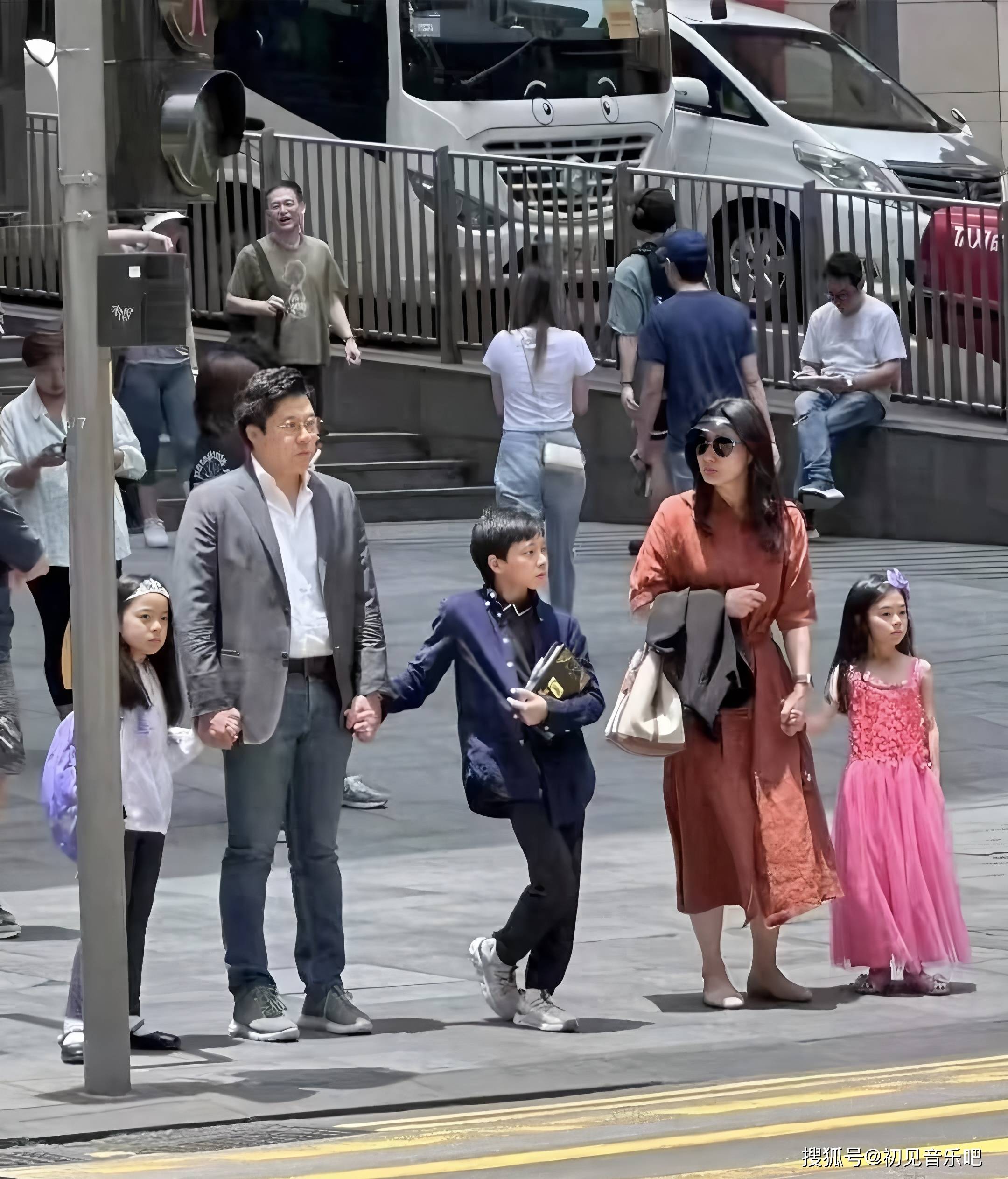 原创豪门夫妇带娃记：霍启刚郭晶晶的街头温情日常