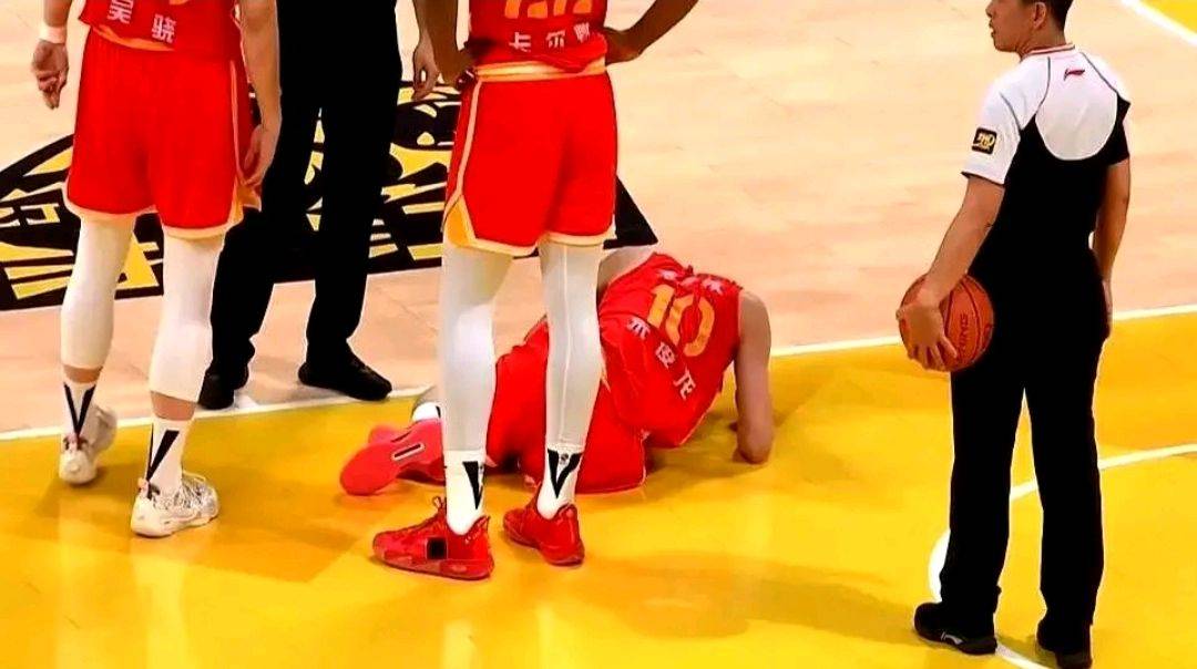 原创             坏消息！CBA朱俊龙脚伤加重，在医院治疗，媒体人：要休息1-2场