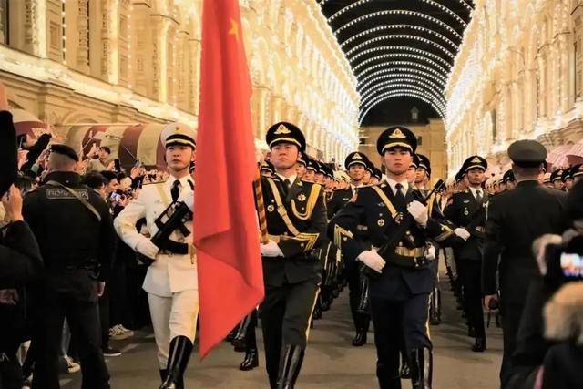 中国武器刚在印巴露脸，解放军又在莫斯科，尽显“威武之师”风采